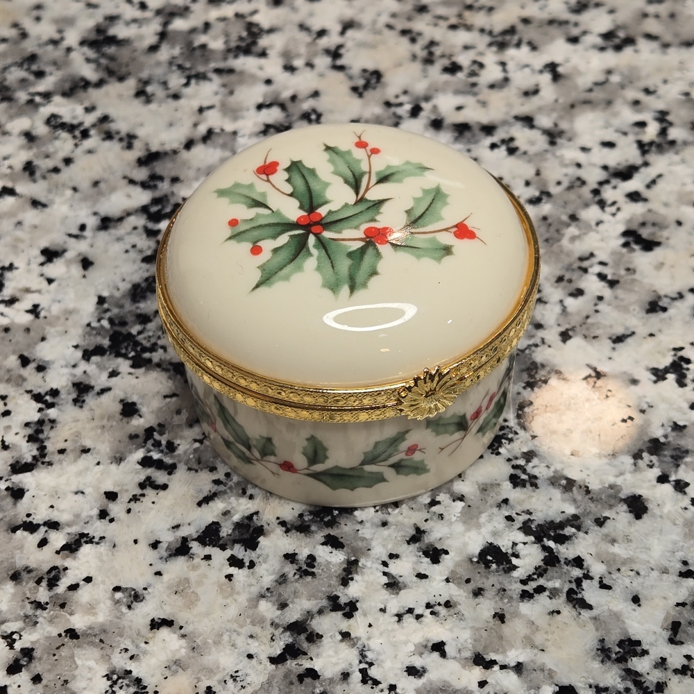 ​Lenox Holiday Holly & Berries Hinged Trinket Box - Gold Trim - Small